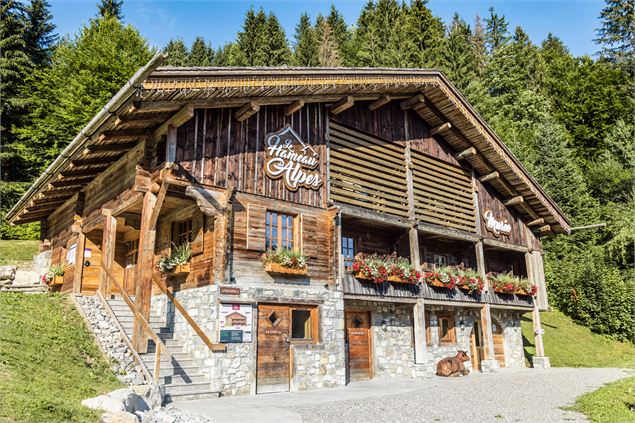 Visite pédagogique et ludique des espaces reblochon et ski du Hameau des Alpes - Mr Marhé