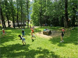 Jeux dans une zone ombragée au Petit-Châtel - M.Ghezli - Mairie de Châtel