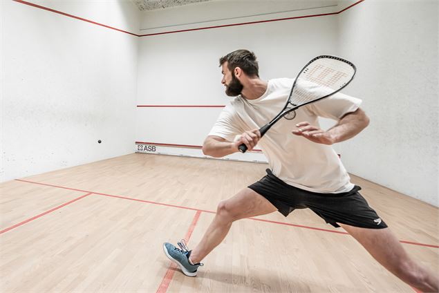 Sportifs en train de jouer au squash dans la salle de squash du Centre Aquasportif de Val d'Isère - 