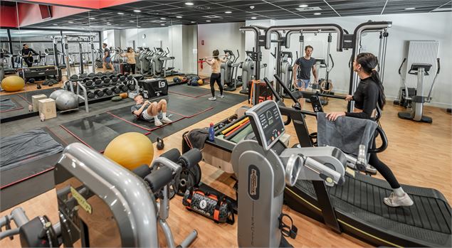 Sportifs en train de s'entrainer dans l'espace musculation, cardio-training du Centre Aquasportif de