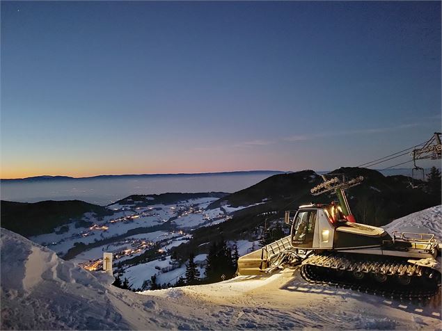Vue hiver Dameuse de nuit au sommet des Crêtes avec vue sur Habère-Poche - Office de Tourisme des Al