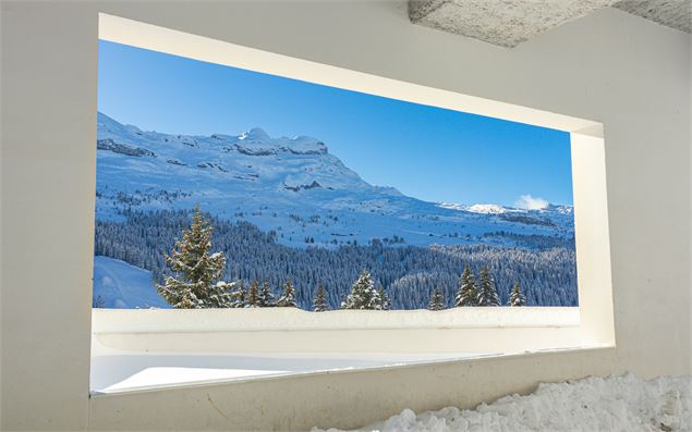 Une fenêtre sur le domaine skiable depuis le bâtiment de l'Odalys Panoramic - OT Flaine-Candice Gena