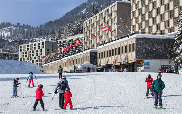 Vue du Forum de Flaine, station skis aux pieds - OT Flaine-Candice Genard
