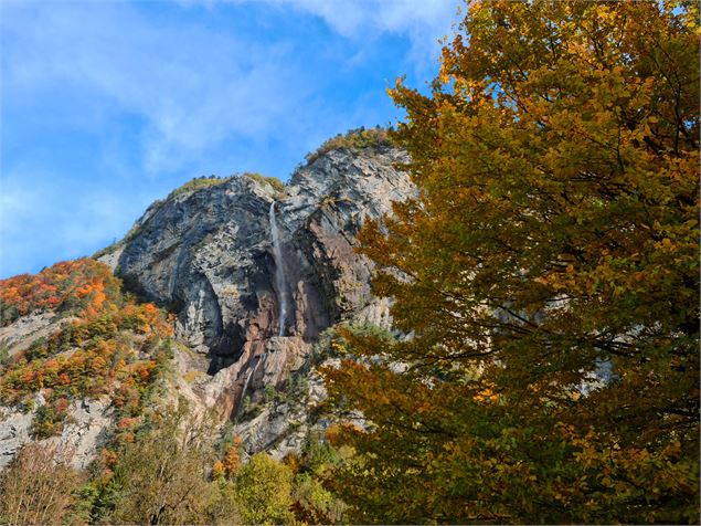 Cascade d'Arpenaz automne - Sallanches Tourisme