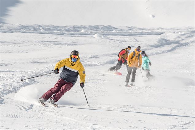 Des skieurs dans la première poudreuse automnale - andyparant.com