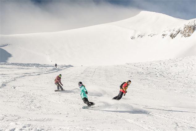 Des skieurs dans la première poudreuse automnale - andyparant.com