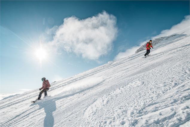 Deux snowboardeurs sur piste - andyparant.com