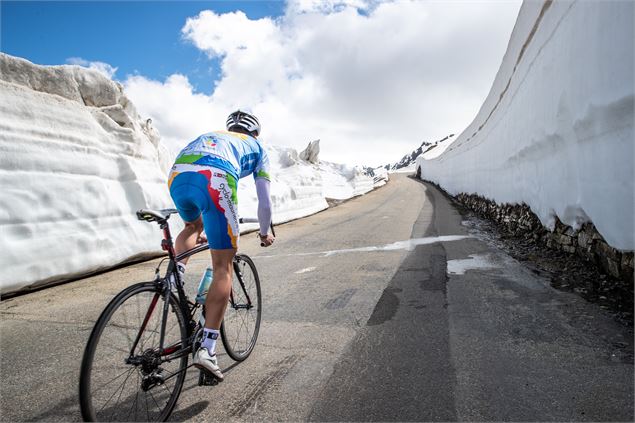 Cycliste au col de l'Iseran entre les murs de neige - B.Filliol - OTHMV