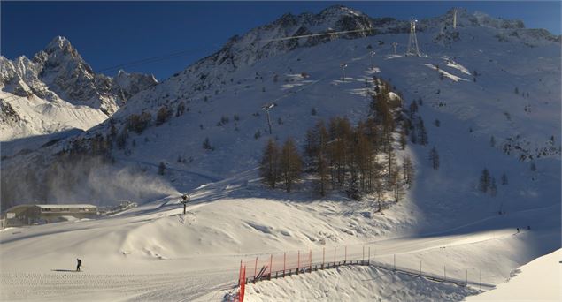 Vue sur la piste de ski au domaine skiable des grands-montets - OTVCMB
