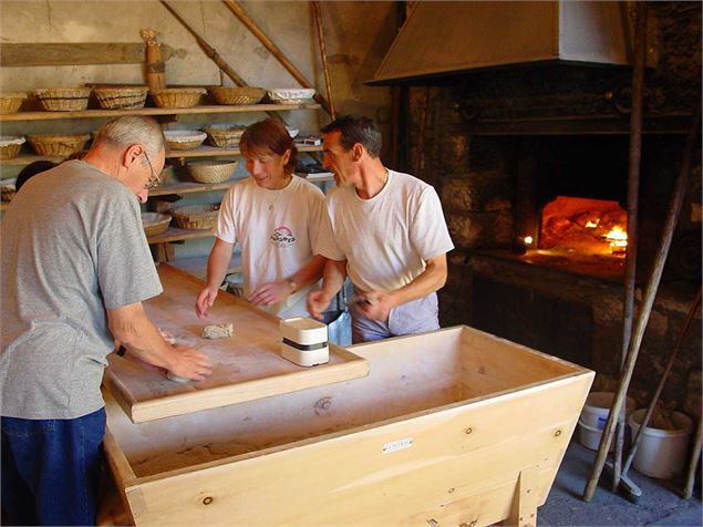 Cuisson du pain au four traditionnel - MO. Patrick Lesieur - OT AUSSOIS