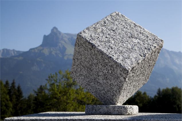 Cube taillé dans du granit entreprise Laurenzio - OT Combloux / Pascal Maillet-Contoz