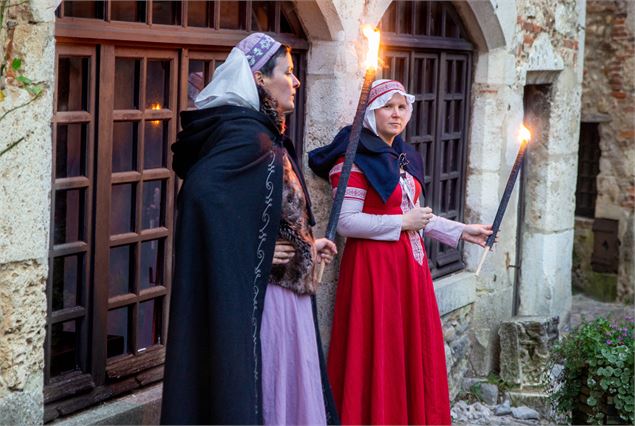 Visite aux flambeaux Pérouges - Marilou Perino