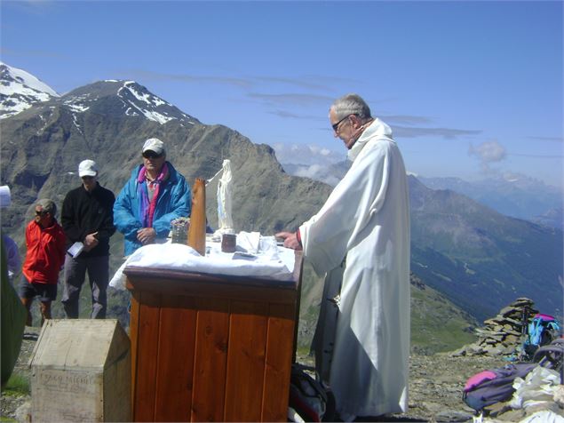 Messe devant la chapelle - Jeremy Tracq