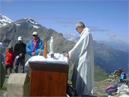 Messe devant la chapelle - Jeremy Tracq