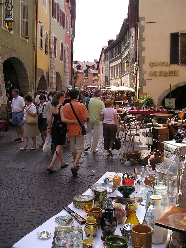 Brocante de la vieille ville - Lac Annecy Tourisme