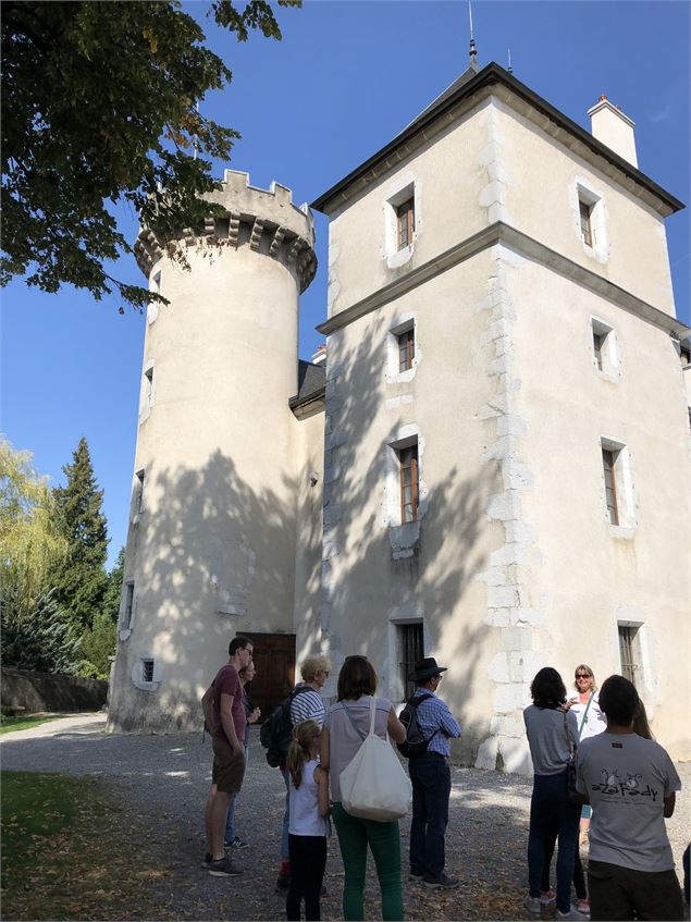 Groupe devant le château de l'Echelle - OT La Roche-sur-Foron