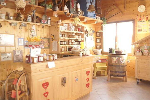 La boutique avec son comptoir en bois - OTHMV