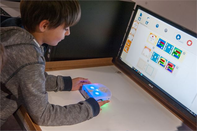 Un enfant programme un robot Thymio - La Turbine sciences