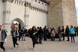 Photo de la file de visiteurs devant le château d'Annecy - Musées d'Annecy