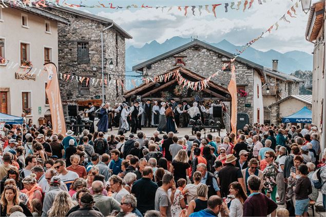 Les danseurs en costume tradionnel sur la place du village - A.Lombard - OTHMV