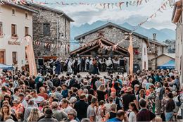 Les danseurs en costume tradionnel sur la place du village - A.Lombard - OTHMV