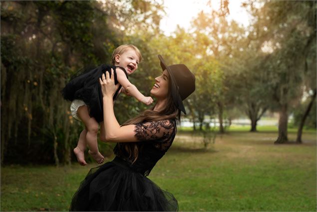 mère et fille dans un parc - Pixabay