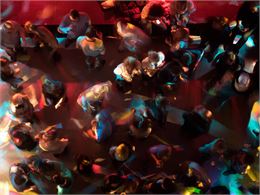 personnes qui font la fête - canva