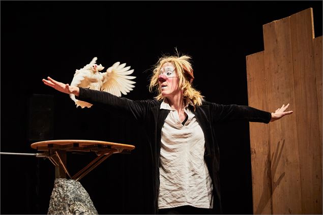 Clowne sur scène avec une poule - Christophe Raynaud de Lage