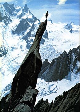 Gaston Rebuffat au sommet d'une dent vertigineuse - T.Alpinisme