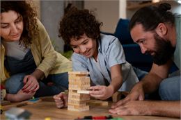 Jeux en famille à la Ludothèque la Ruche_Saint-Genix-les-Villages - Freepick