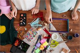 Photo d'enfants avec du matériel de bricolage créatif - Image de freepik