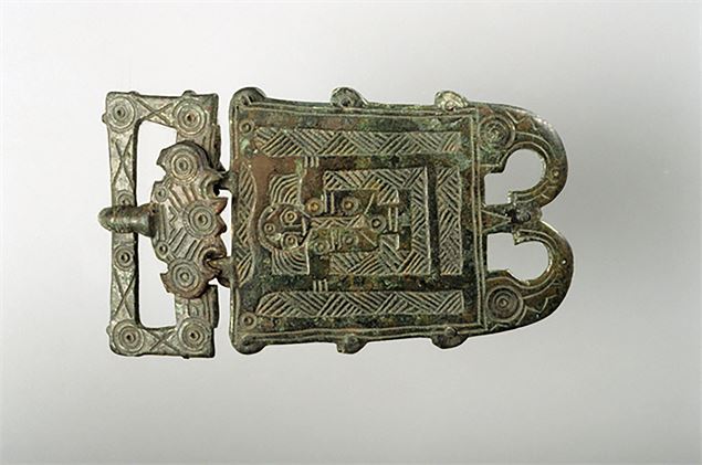 Plaque-boucle en bronze découverte à Etrembière - Musées d'Annecy
