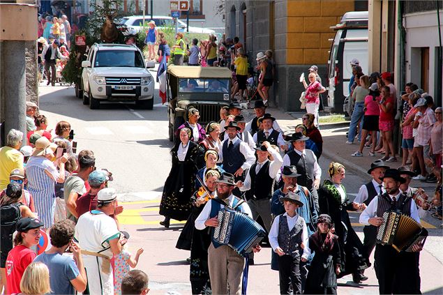 Défilé de chars St-Pierre - M. Allouis