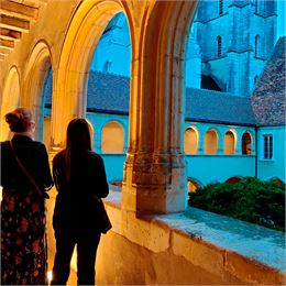 Visiteurs dans la galerie haute du premier cloître du monastère royal de Brou - ©Marine Bontemps