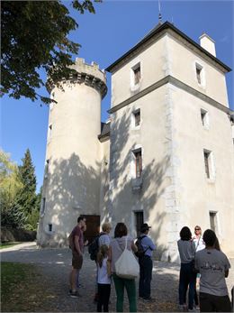 Groupe devant le château de l'Echelle - OT La Roche-sur-Foron