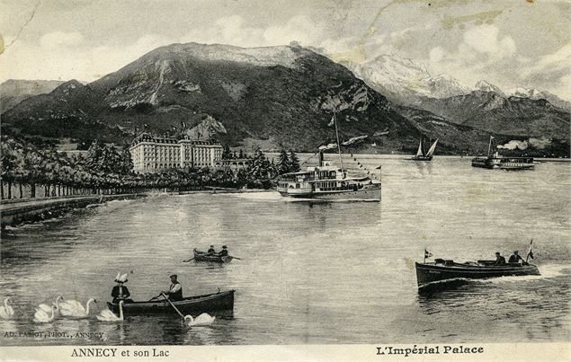 La baie d'Albigny, carte postale, photomontage. Palace et divers bateaux sur le lac - Archives munic