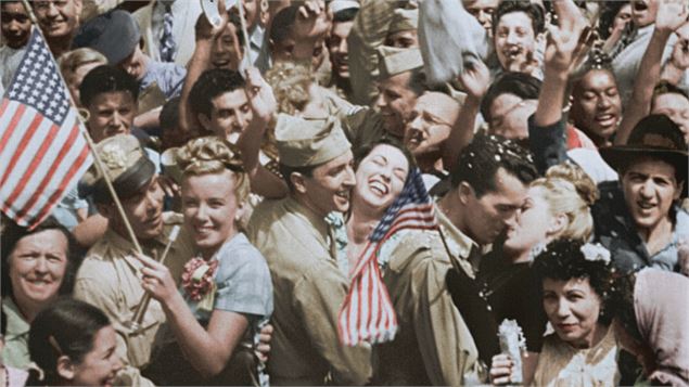 Foule qui célèbre la victoire des alliés - Atelier des archives
