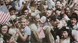 Foule qui célèbre la victoire des alliés - Atelier des archives