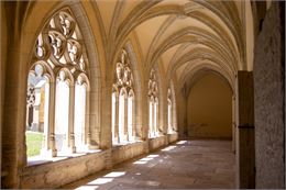 cloître gothique de l'abbaye d'Ambronay - Marilou Perino / Pérouges Bugey Tourisme