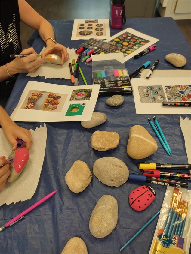 Atelier peinture sur galets, thème Noël_Montluel - OT le Costellan