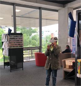 Une personne portant un casque de réalité virtuelle.