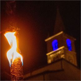 Flambeau allumé sous le clocher de l'église - R.Salles - OTHMV