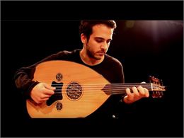 Nikos-Siderakis_joueur de oud - ©Nikos-Siderakis