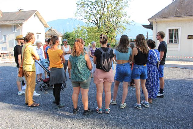 Déambulation dans les rues de Saint-Pierre d'Albigny avec un Guide du patrimoine Savoie Mont blanc_S