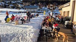 Des joueurs sur la terrasse du Mag d'Oé - Magali Fressard