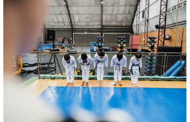 Enfans saluant dans un gymnase - istock©Crédits :FG Trade