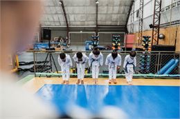 Enfans saluant dans un gymnase - istock©Crédits :FG Trade