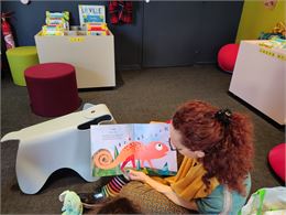 Photo d'un moment de lecture - Ville de Ferney-Voltaire