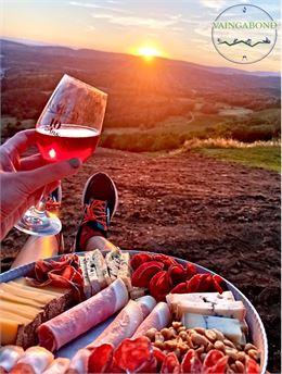 Plateau repas charcuterie et fromage avec vins du Bugey - ©Vaingabond