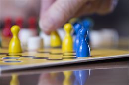 Après-midi jeux de société - Image par handy139 de Pixabay